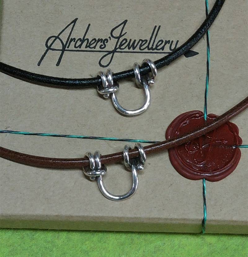 sterling Silber D-Ring-Anhänger Bogenschießen-Halskette, Verbundbogen-Schmuck von ArchersJewellery
