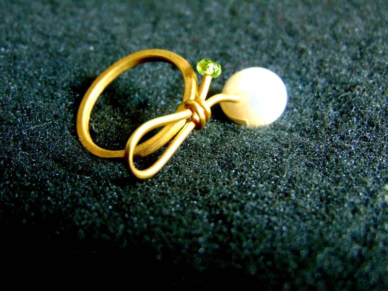 18K Goldperle & Peridot Ring Avantgarde Artisan Schmuck von ArchipelagosBreeze