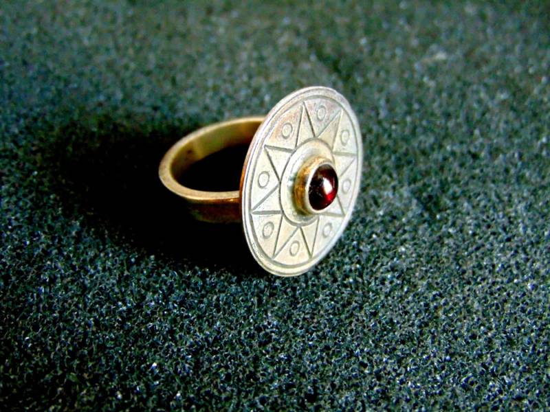 Schöner Silber Und Granat Statement Ring-Damen Ringe-Sterling Gravierter Ring-Edelstein Damenring-Artisan Schmuck von ArchipelagosBreeze