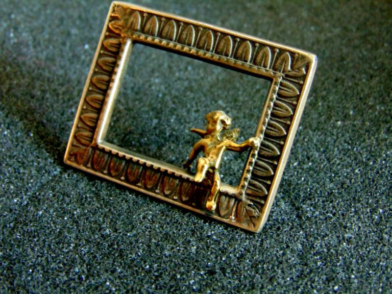 Vintage Sterling Silber Brosche 14K Gold Kind Auf Rahmen, Handgefertigter Schmuck von ArchipelagosBreeze