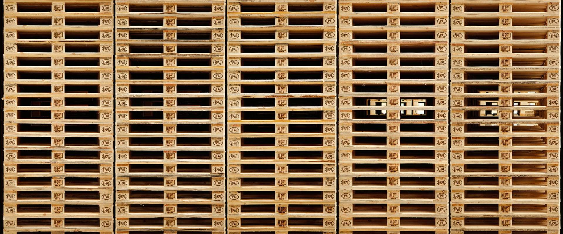 Architects Paper Fototapete "Pallets" Vlies, Wand, Schräge von Architects Paper