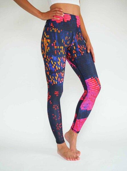 Arctic Flamingo Bunte Yoga Leggings TECHNO BIRD aus ECONYL® regeneriertem Nylon von Arctic Flamingo