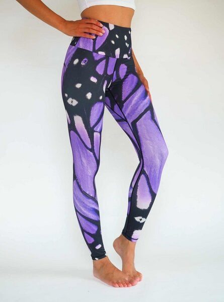 Arctic Flamingo Yoga Leggings LILAC BUTTERFLY aus ECONYL® regeneriertem Nylon von Arctic Flamingo