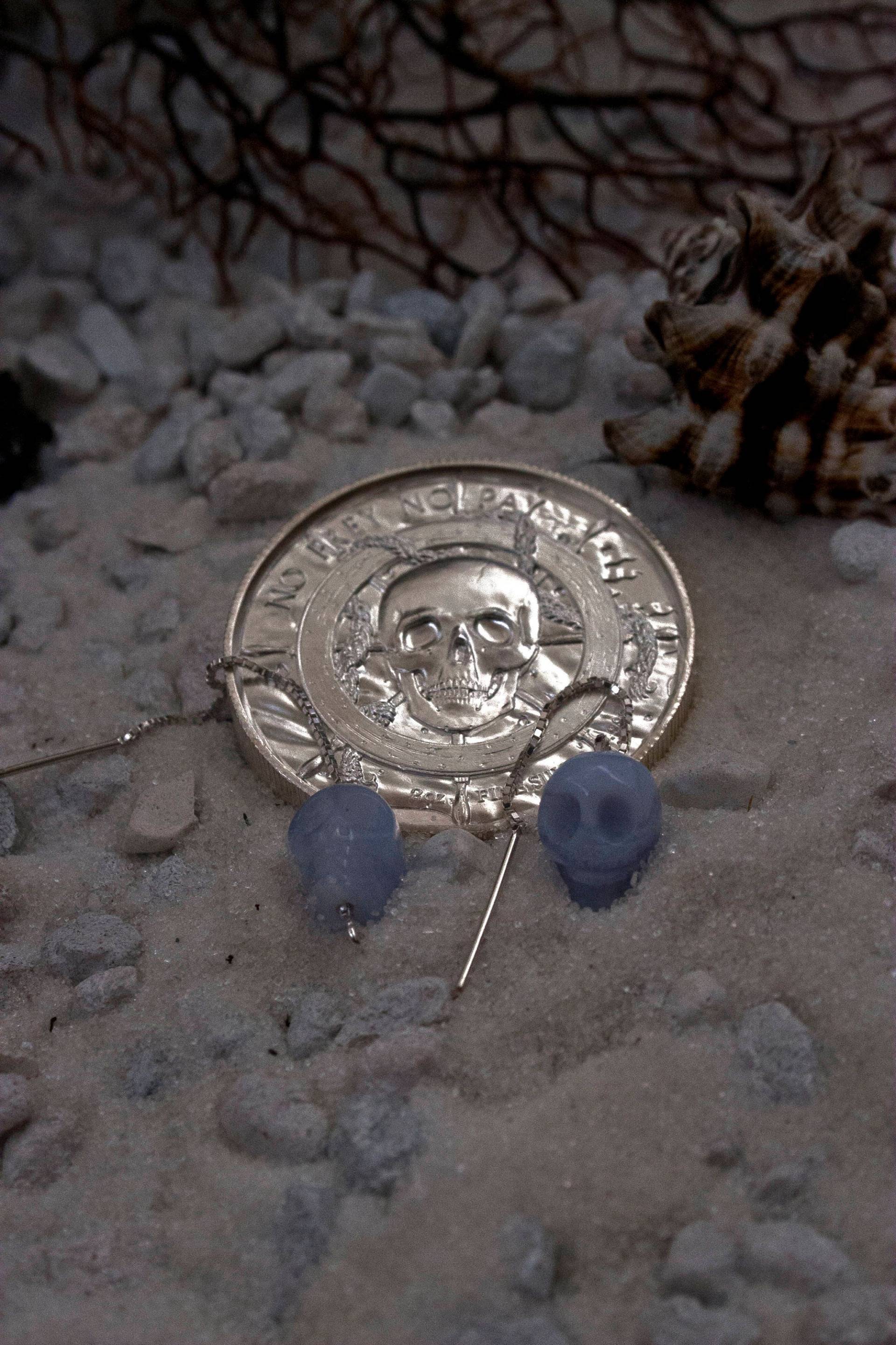 Halloween Ohrringe, Schädel Ohr Threader, Piraten Meerjungfrau Schmuck, Geschnitzte Stein Threader Halloween Ohrringe, Schädel Ohr Threader, Piraten Meerjungfrau Schmuck, Geschnitzte Stein Threader von ArcticMermaidAlaska