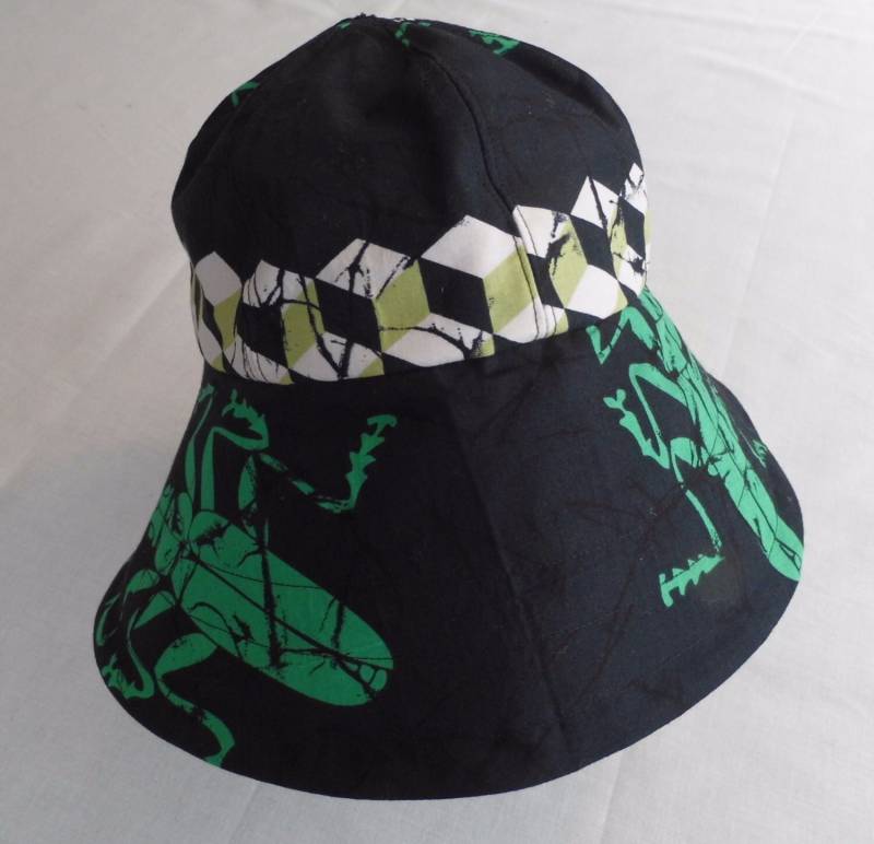 Schwarze Baumwolle Sonnenhut Mit Print Grün Bug von Ardnacrafts