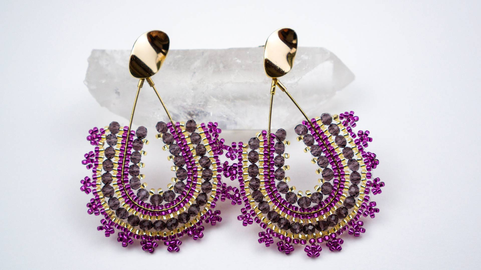 Candelaria | Perlenohrring Aus 18 Karat Vergoldetem Edelstahl, Unikat, Elegante Ohrringe, Statement Boho Gold Lila von ArelitaJewelry