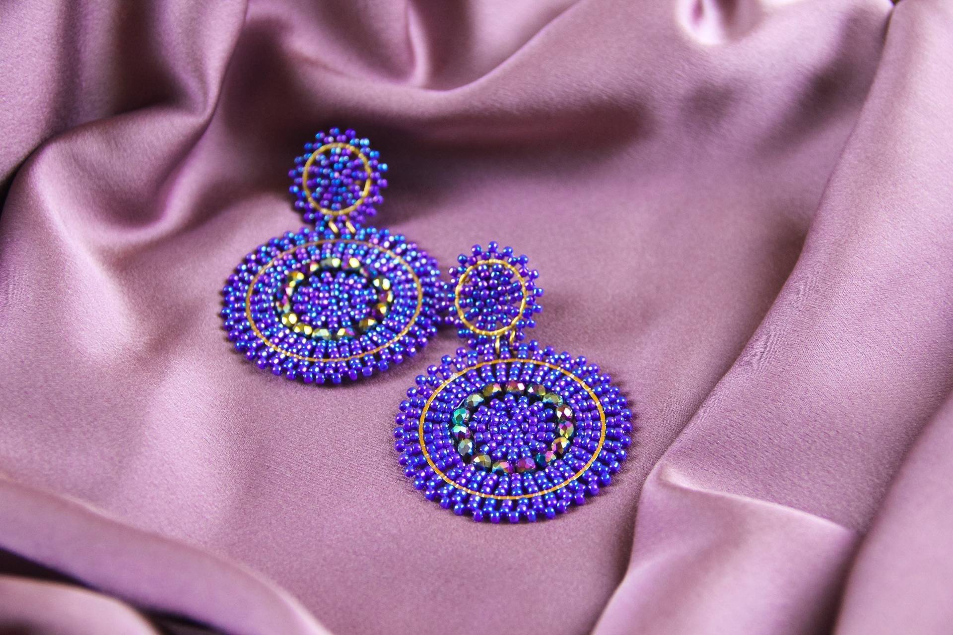 Colina | Brincos Extravagantes Com Contas De Vidro Azuis Roxas, Conector Aço Inoxidável Banhado A Ouro 18 Quilates Colina | Brincos Extravagantes Com Contas De Vidro Azuis Roxas, Conector Aço Inoxidável Banhado A Ouro 18 Quilates von ArelitaJewelry