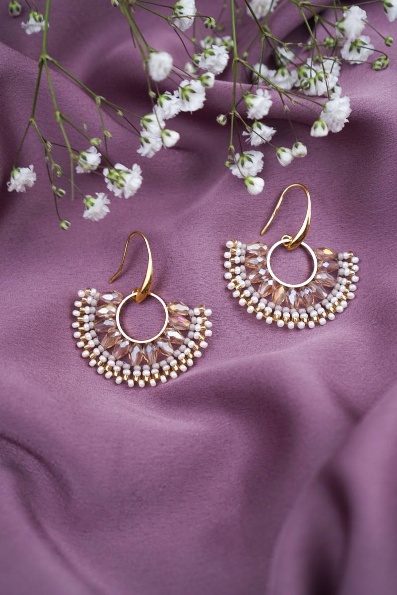 Perla | Brinco Em Leque Banhado A Ouro 18 Quilates Feito De Contas Vidro Madrepérola Rosa Perla | Brinco Em Leque Banhado A Ouro 18 Quilates Feito De Contas Vidro Madrepérola Rosa von ArelitaJewelry
