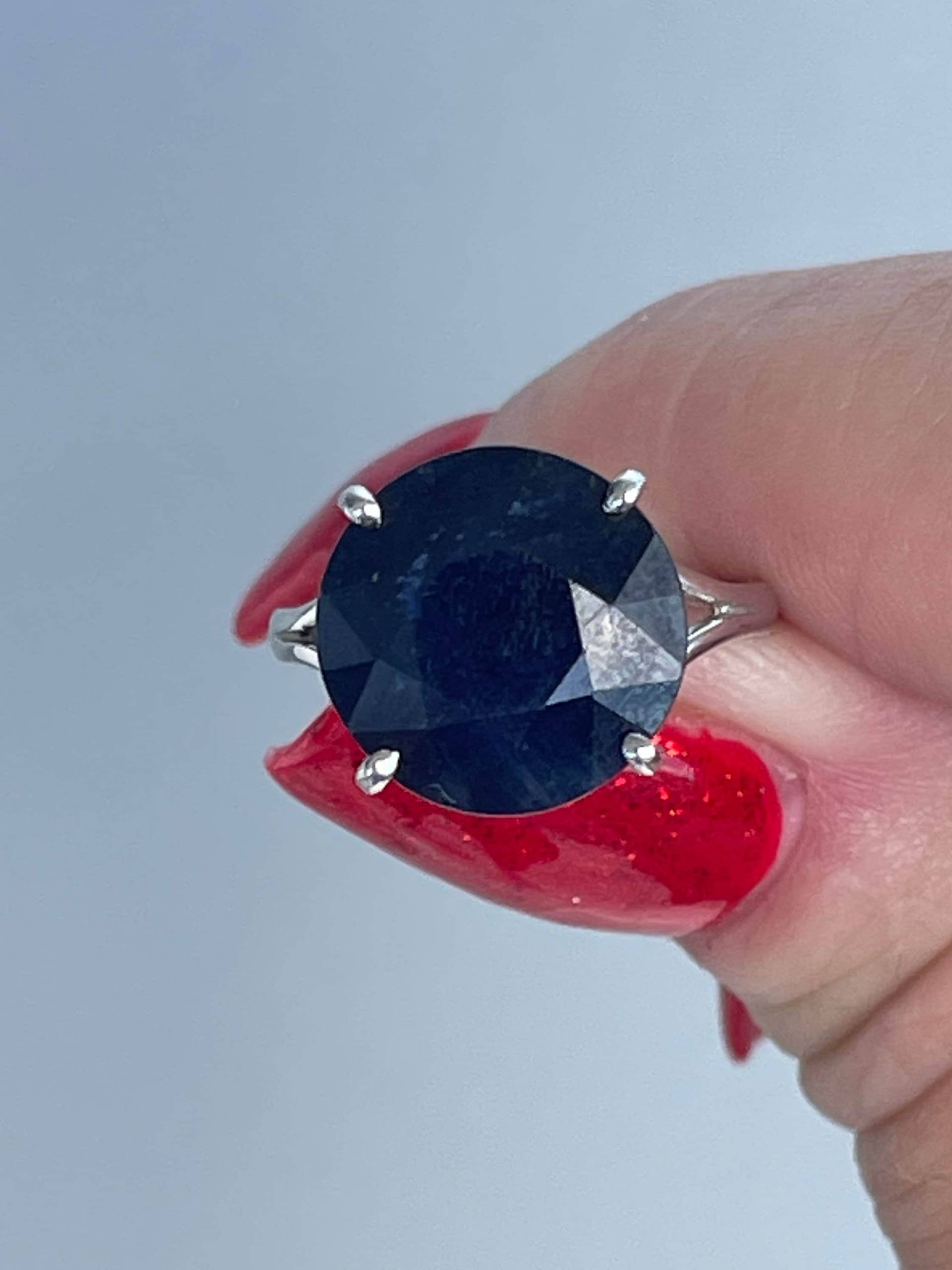 Riesiger Mitternachtsblauer Saphir in Weißgold Ring von Arenagemtones