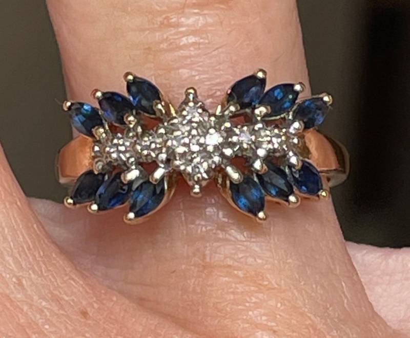 Sale Wunderschöner Blauer Saphir Diamant Ring von Arenagemtones