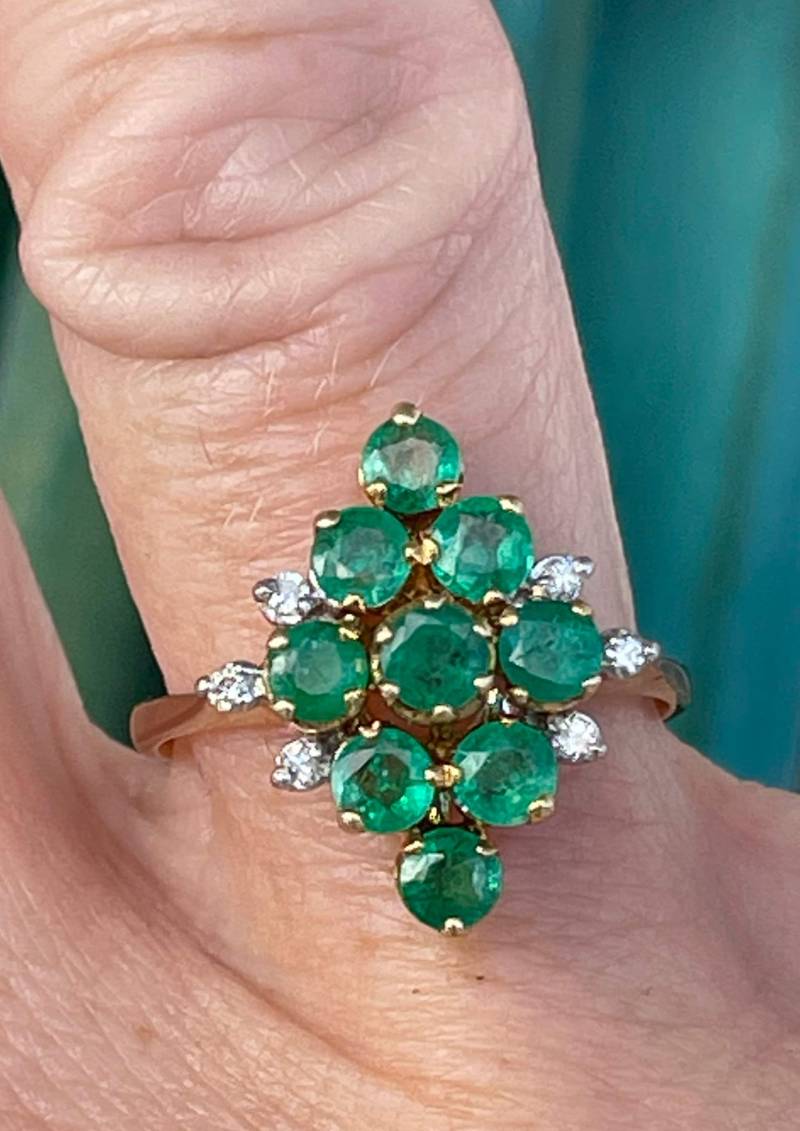 Wunderschöner Grüner Smaragd Diamant Gold Ring von Arenagemtones