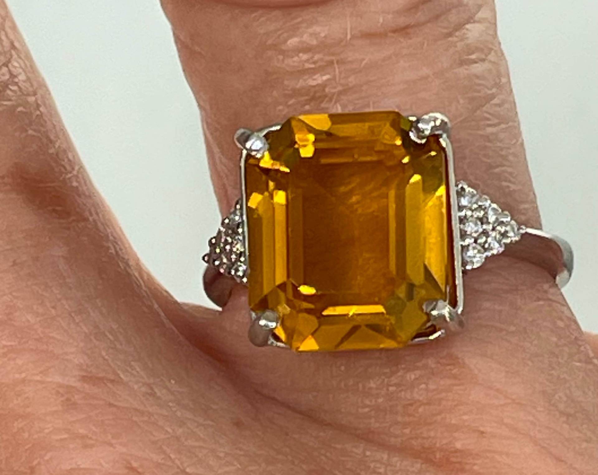 Wunderschöner Heller Citrin Ring Einhundert Ausverkaufspreis Wunderschöner Heller Citrin Ring Einhundert Ausverkaufspreis von Arenagemtones