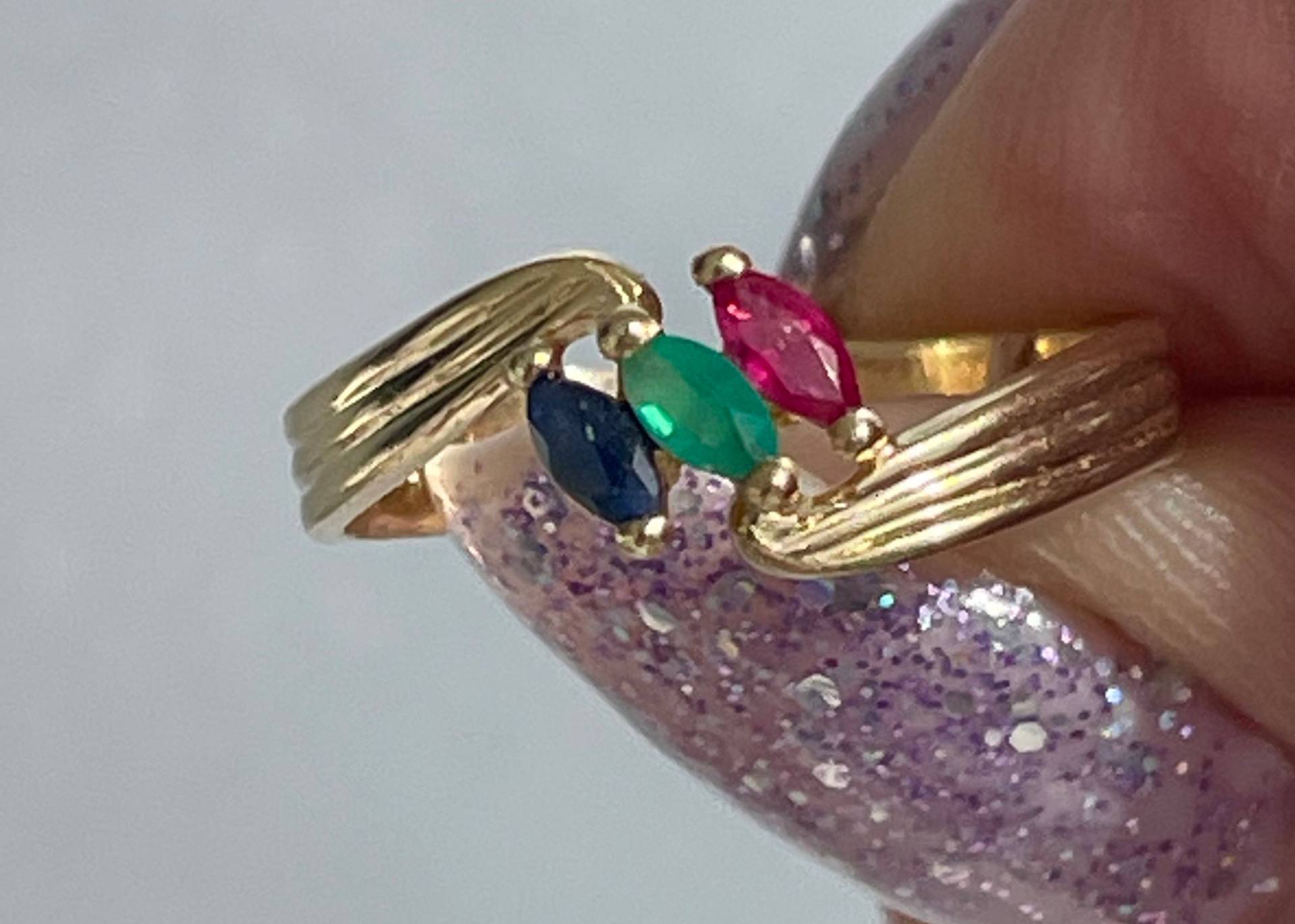 Wunderschöner Rubin Saphir Und Smaragd Ring Wunderschöner Rubin Saphir Und Smaragd Ring von Arenagemtones