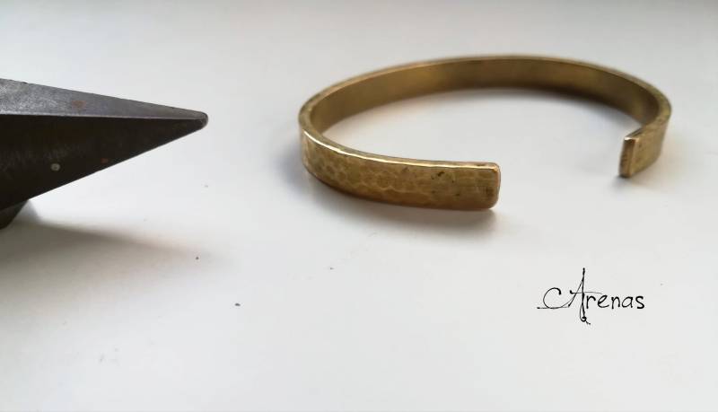 Messingarmband - Offenes, Starres Armband Mit Rustikaler Textur Messingarmband - Offenes, Starres Armband Mit Rustikaler Textur von ArenasArtesanias