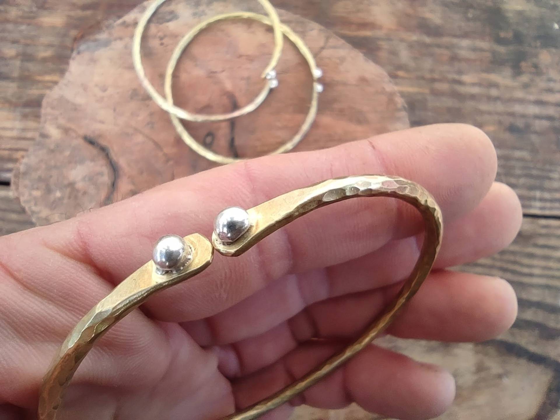 Stapelbares Messingarmband - Goldenes Starres Armband | Arenas-Schmuck Stapelbares Messingarmband - Goldenes Starres Armband | Arenas-Schmuck von ArenasArtesanias