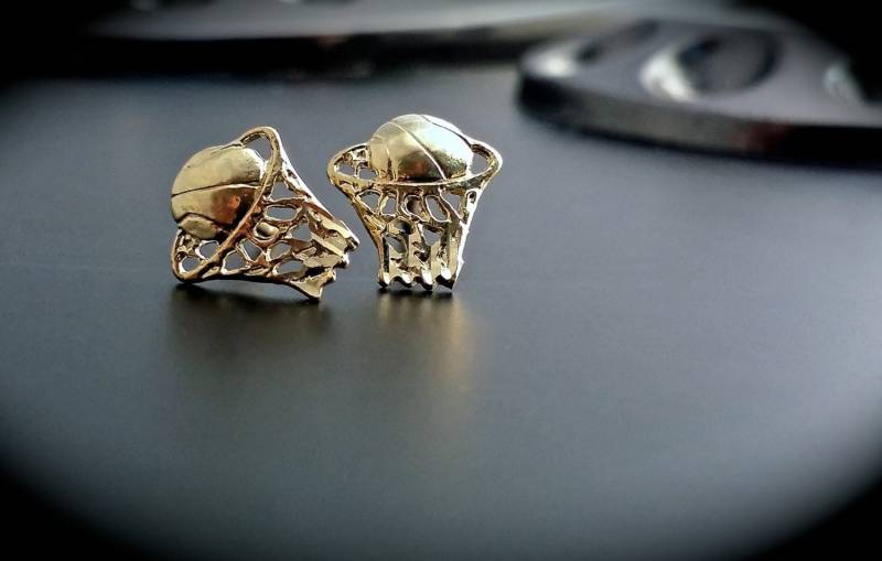 14K Basketball-Ohrring, Creolen Post Ohrring von ArevGold