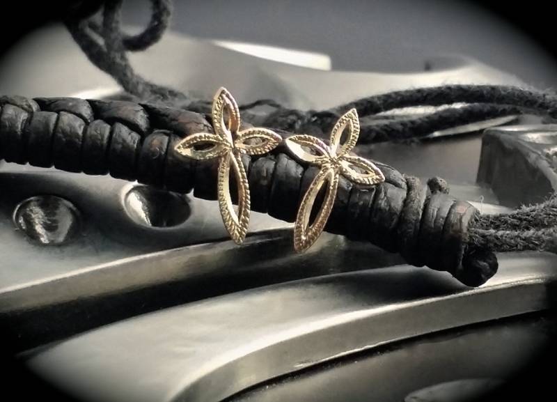 14K Gold Blumen Kreuz Post Ohrringe von ArevGold