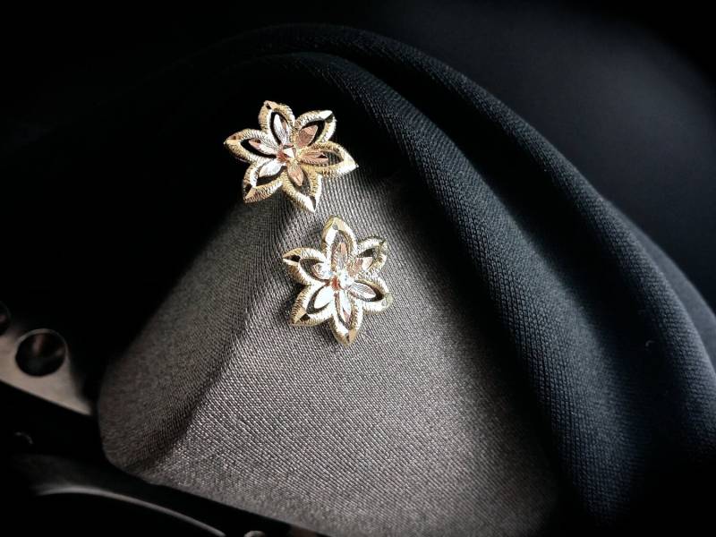 14K Gold Blumen Ohrringe Zweifarbig, Diamantschliff-Finish von ArevGold