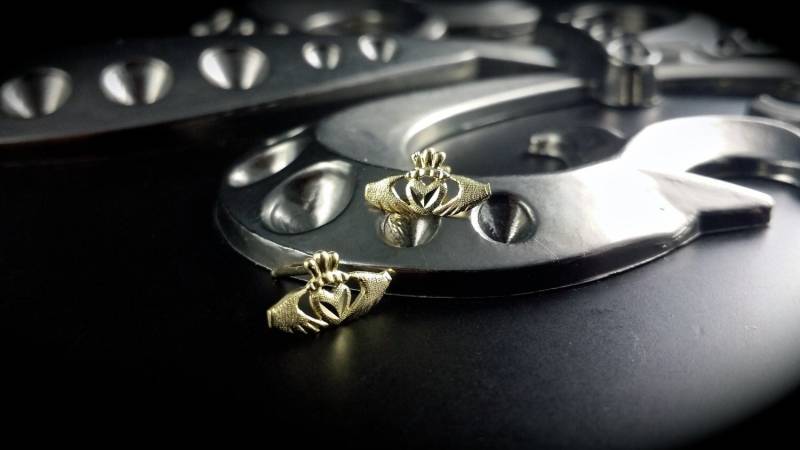 14K Gold Claddagh Ohrstecker Diamantschliff Oberfläche von ArevGold
