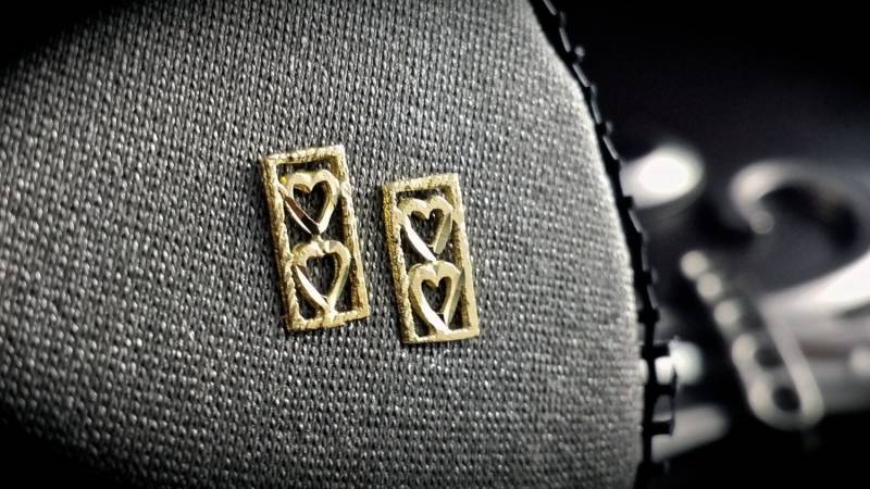 14K Gold Herz Ohrstecker Diamantschliff Oberfläche von ArevGold