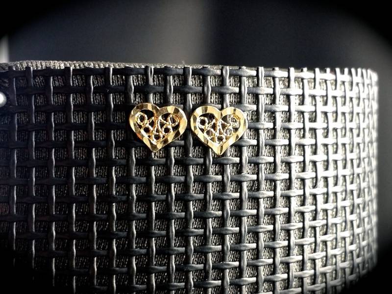 14K Kleine Filigrane Herzohrring, Herz Ohrstecker von ArevGold