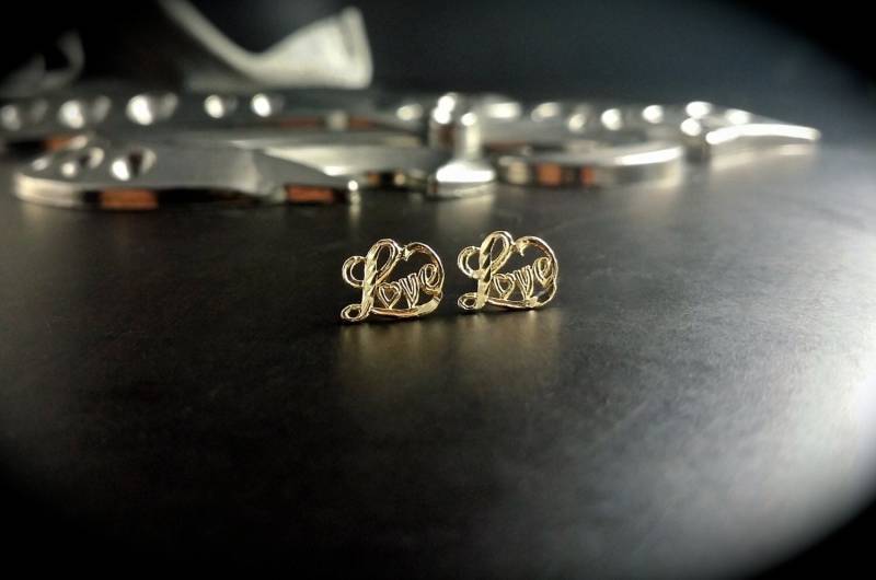 14K Love Ohrring, Post Ohrringe von ArevGold