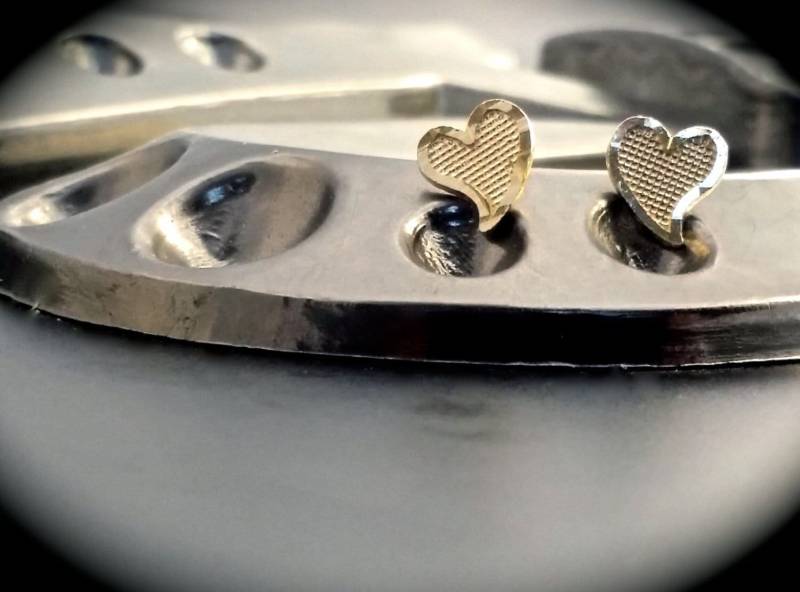 14K Mesh-Herz, Herzohrring, Love Post Ohrringe von ArevGold