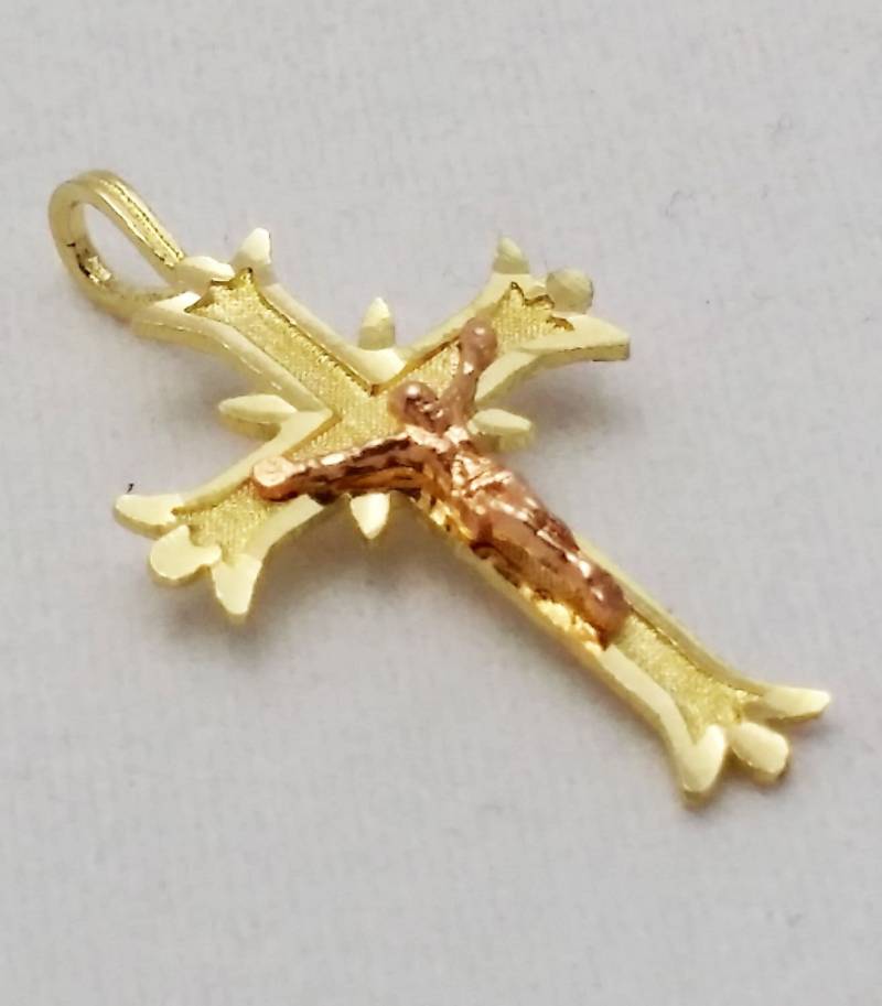 Zwei-Ton-Kruzifix Charme. Kreuz Charme von ArevGold