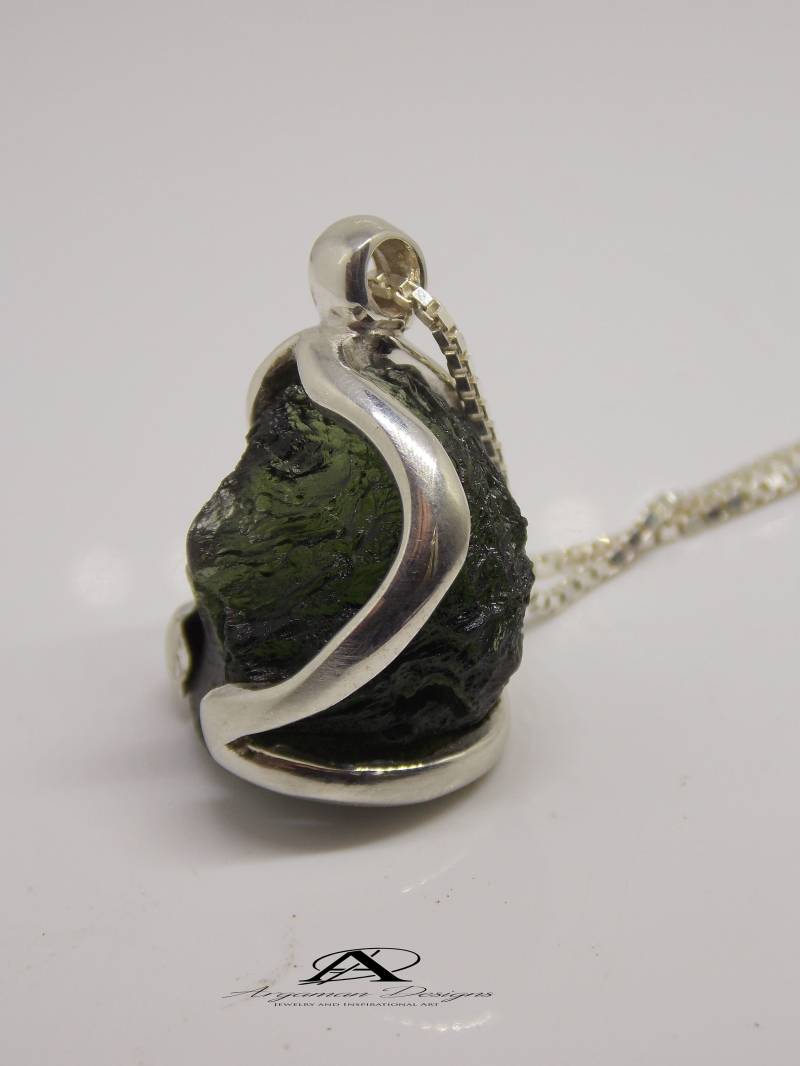 Großer Vorzüglicher Grüner Moldavit Anhänger, Ooak Natürlicher Anhänger Heilender Schmuck, Roher Meteorit Schmuck von ArgamanDesigns