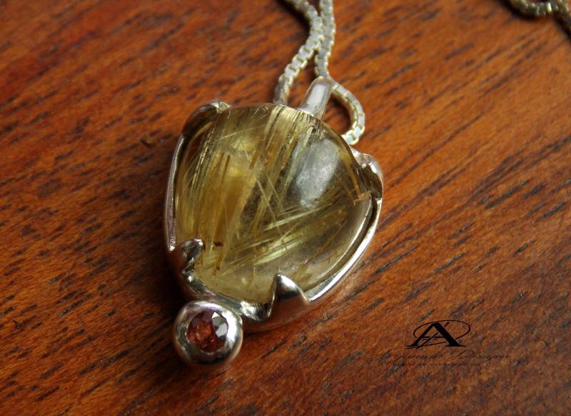 Haarwurm Quarz Anhänger, Ooak Edelsteine, Natürlicher Kristall Energie Schmuck, Edelsteine Saphir Anhänger von ArgamanDesigns