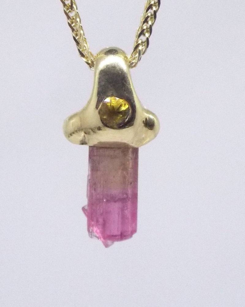 Rosa Turmalin-Juwel, Biofarbener Turmalin-Anhänger, Turmalin-Schmuck, Unikat-Anhänger, Miniatur-Schmuck, Anhänger Aus 14 Karat Gold, Saphir von ArgamanDesigns