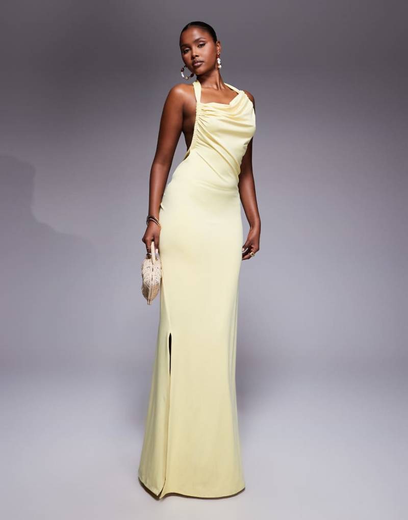 Aria Cove - Anschmiegsames, doppellagiges, asymmetrisches Neckholder-Maxikleid in Gelb mit tiefem Rückenausschnitt und verdrehtem Detail von Aria Cove