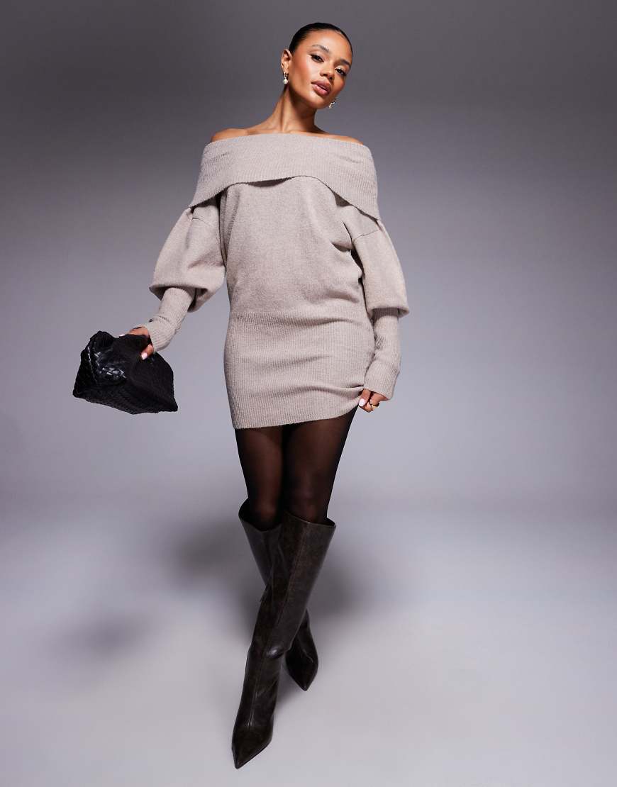 Aria Cove - Asymmetrisches, gestricktes Mini-Pulloverkleid in Hellbeige mit breitem Carmen-Ausschnitt und Ballonärmeln-Neutral von Aria Cove