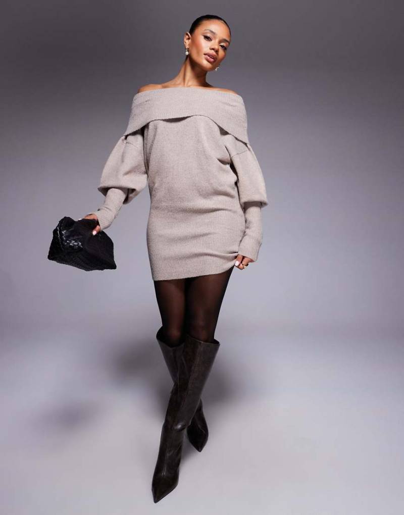 Aria Cove - Asymmetrisches, gestricktes Mini-Pulloverkleid in Hellbeige mit breitem Carmen-Ausschnitt und Ballonärmeln-Neutral von Aria Cove