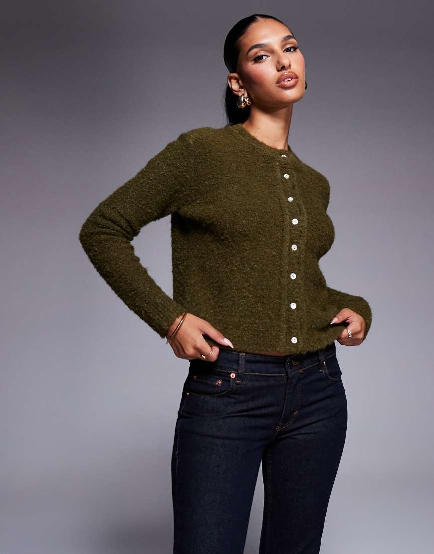 Aria Cove - Bouclé-Strickjacke in Khaki mit Knopfleiste-Grün von Aria Cove