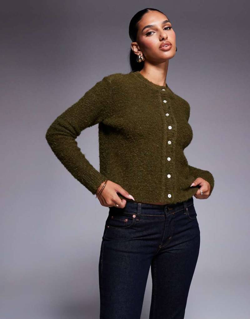 Aria Cove - Bouclé-Strickjacke in Khaki mit Knopfleiste-Grün von Aria Cove