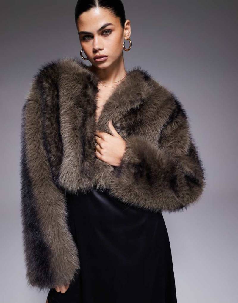 Aria Cove - Cropped-Jacke aus Kunstpelz in Braun gestreift-Brown Aria Cove - Cropped-Jacke aus Kunstpelz in Braun gestreift-Brown von Aria Cove