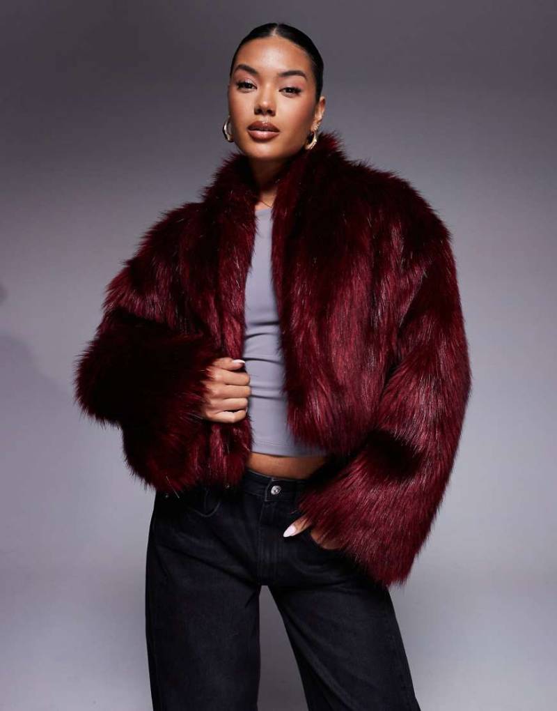 Aria Cove - Cropped-Jacke aus Kunstpelz in Burgunderrot mit weiten Ärmeln und Oversize-Schnitt Aria Cove - Cropped-Jacke aus Kunstpelz in Burgunderrot mit weiten Ärmeln und Oversize-Schnitt von Aria Cove