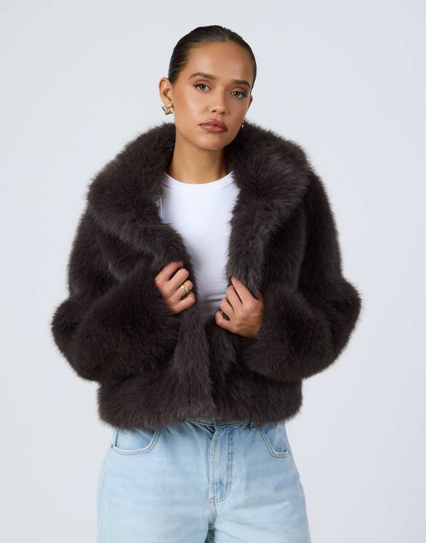 Aria Cove - Cropped-Mantel aus Kunstpelz in Anthrazit mit Kragen-Grau von Aria Cove