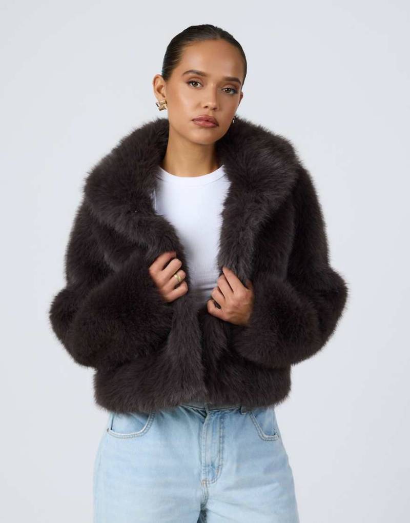 Aria Cove - Cropped-Mantel aus Kunstpelz in Anthrazit mit Kragen-Grau von Aria Cove