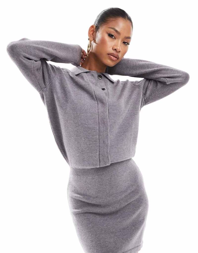 Aria Cove - Figurbetontes Mini-Pulloverkleid aus Strick in Grau mit Kragendetail von Aria Cove