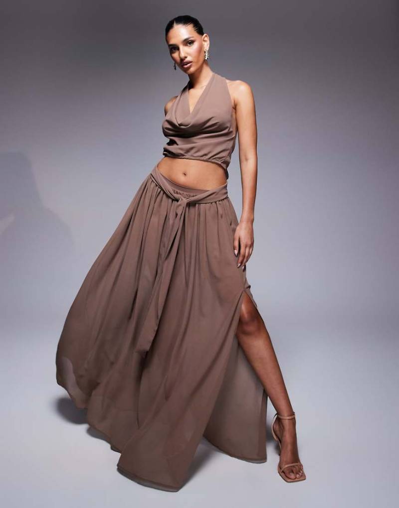Aria Cove - Fließender Chiffon-Maxirock in Braun mit Bindegürtel und Seitenschlitz von Aria Cove