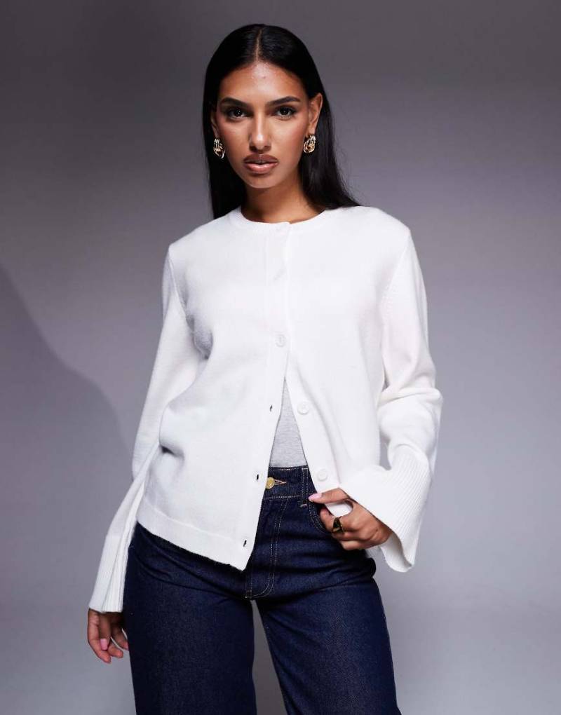 Aria Cove - Gerippte Strickjacke in Cremeweiß mit breiten, weiten Bündchen Aria Cove - Gerippte Strickjacke in Cremeweiß mit breiten, weiten Bündchen von Aria Cove