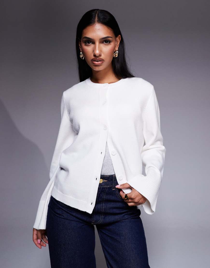 Aria Cove - Gerippte Strickjacke in Cremeweiß mit breiten, weiten Bündchen von Aria Cove