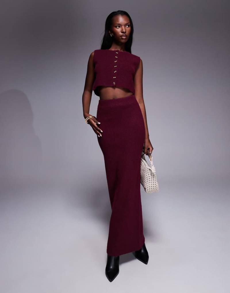Aria Cove - Gerippter Strick-Maxirock in Burgunderrot mit Schlitz hinten und hohem Bund, Kombiteil von Aria Cove