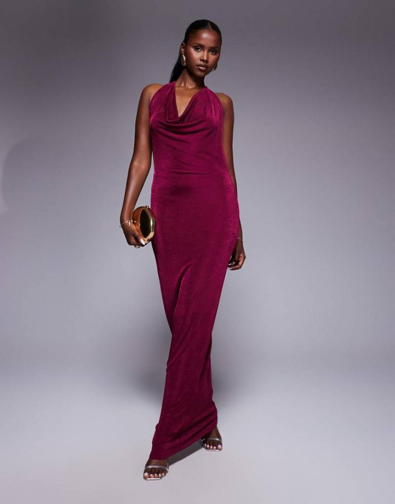 Aria Cove - Doppellagiges, anschmiegsames Maxikleid in Beerenrot mit tiefem Wasserfallausschnitt und geschnürtem Rückenausschnitt-Lila von Aria Cove