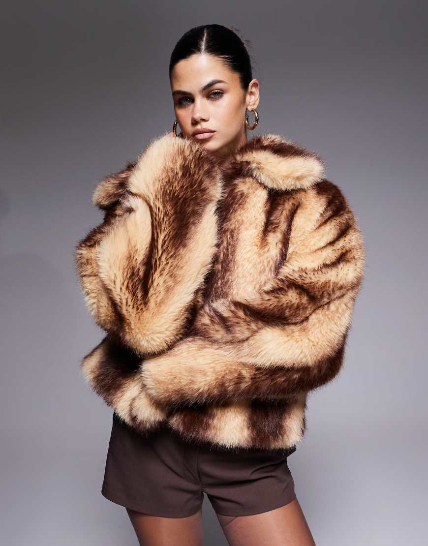 Aria Cove - Gestreifter Midi-Mantel aus Kunstpelz in Cremeweiß und Braun-Brown von Aria Cove