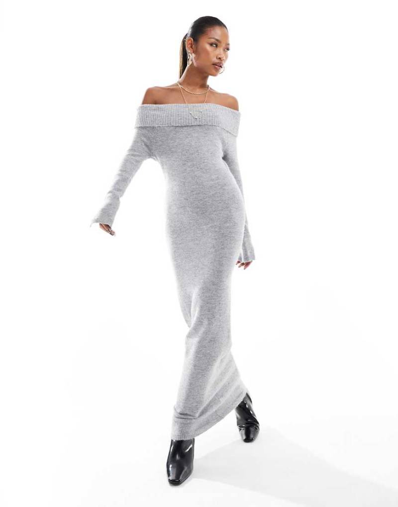 Aria Cove - Gestricktes Maxi-Pulloverkleid in Grau meliert mit Carmen-Ausschnitt und Umschlag von Aria Cove