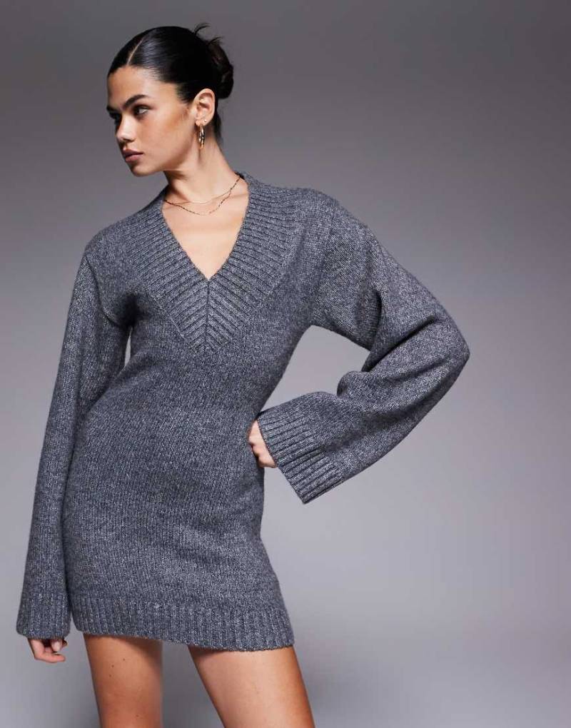 Aria Cove - Gestricktes Mini-Pulloverkleid in Anthrazit mit weiten Ärmeln und V-Ausschnitt-Grau von Aria Cove