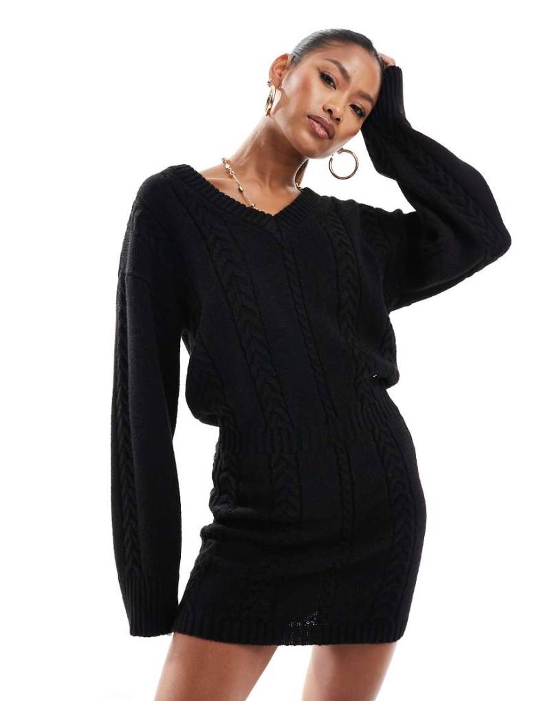 Aria Cove - Gestricktes Mini-Pulloverkleid in Schwarz mit Zopfmuster und V-Ausschnitt von Aria Cove